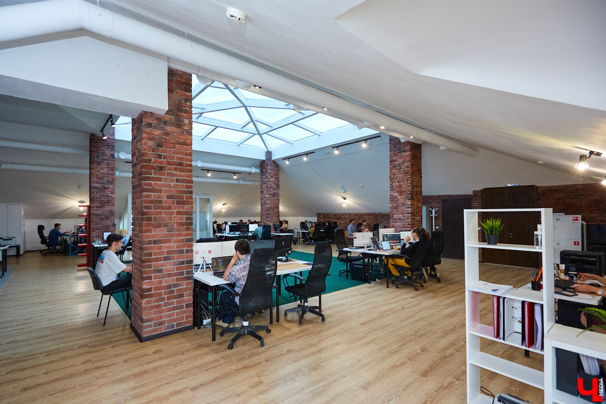 Одна из крупнейших IT-компаний региона переехала в просторный офис на Большой Московской. Этот опенспейс уже известен владимирцам: раньше там обитало антикафе, затем — кофейня. Оказалось, переезд веб-разработчиков обусловлен их желанием работать с комфортом и запасом по площади для потенциального расширения штата. А вот кого ждут в команду и что предлагают соискателям, «Ключ-Медиа» рассказал генеральный директор Кирилл Сидоров