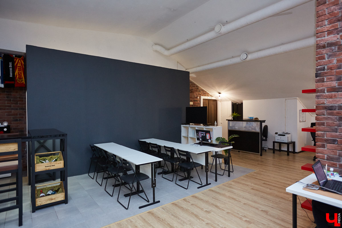 Одна из крупнейших IT-компаний региона переехала в просторный офис на Большой Московской. Этот опенспейс уже известен владимирцам: раньше там обитало антикафе, затем — кофейня. Оказалось, переезд веб-разработчиков обусловлен их желанием работать с комфортом и запасом по площади для потенциального расширения штата. А вот кого ждут в команду и что предлагают соискателям, «Ключ-Медиа» рассказал генеральный директор Кирилл Сидоров