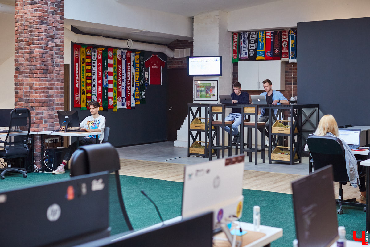 Одна из крупнейших IT-компаний региона переехала в просторный офис на Большой Московской. Этот опенспейс уже известен владимирцам: раньше там обитало антикафе, затем — кофейня. Оказалось, переезд веб-разработчиков обусловлен их желанием работать с комфортом и запасом по площади для потенциального расширения штата. А вот кого ждут в команду и что предлагают соискателям, «Ключ-Медиа» рассказал генеральный директор Кирилл Сидоров