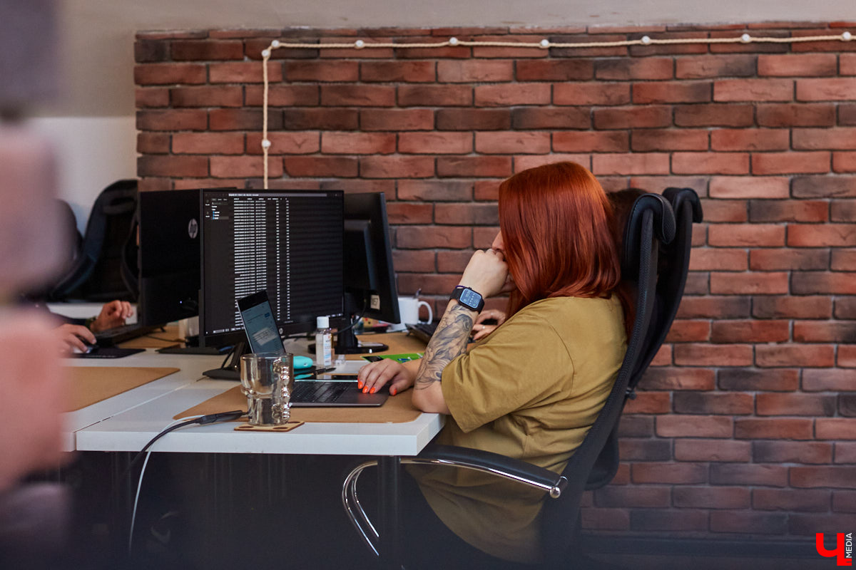 Одна из крупнейших IT-компаний региона переехала в просторный офис на Большой Московской. Этот опенспейс уже известен владимирцам: раньше там обитало антикафе, затем — кофейня. Оказалось, переезд веб-разработчиков обусловлен их желанием работать с комфортом и запасом по площади для потенциального расширения штата. А вот кого ждут в команду и что предлагают соискателям, «Ключ-Медиа» рассказал генеральный директор Кирилл Сидоров