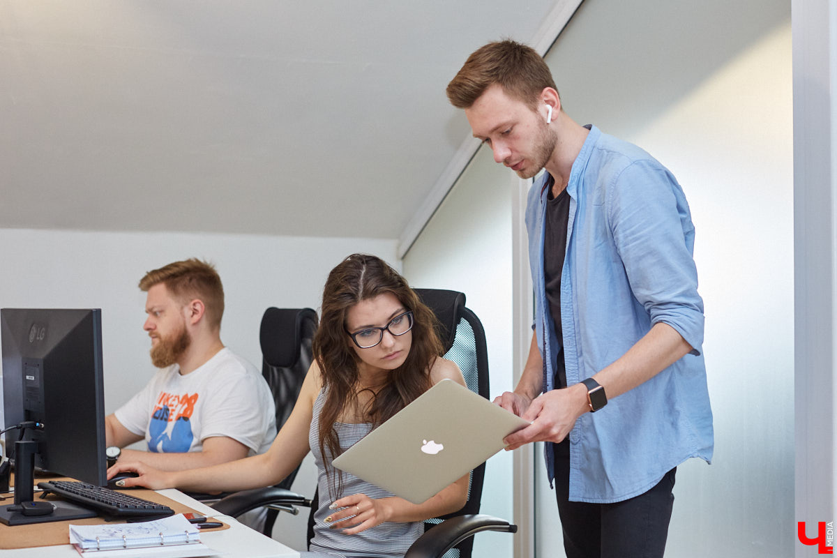 Одна из крупнейших IT-компаний региона переехала в просторный офис на Большой Московской. Этот опенспейс уже известен владимирцам: раньше там обитало антикафе, затем — кофейня. Оказалось, переезд веб-разработчиков обусловлен их желанием работать с комфортом и запасом по площади для потенциального расширения штата. А вот кого ждут в команду и что предлагают соискателям, «Ключ-Медиа» рассказал генеральный директор Кирилл Сидоров