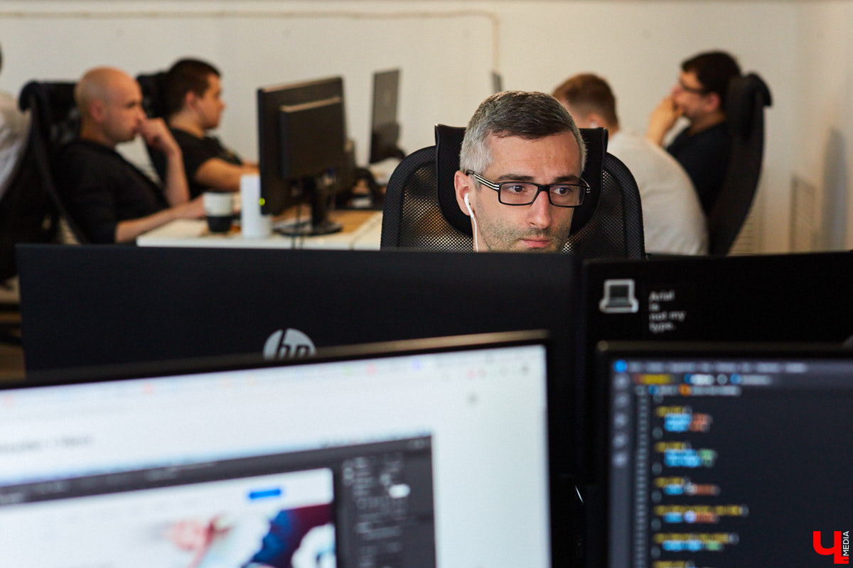 Одна из крупнейших IT-компаний региона переехала в просторный офис на Большой Московской. Этот опенспейс уже известен владимирцам: раньше там обитало антикафе, затем — кофейня. Оказалось, переезд веб-разработчиков обусловлен их желанием работать с комфортом и запасом по площади для потенциального расширения штата. А вот кого ждут в команду и что предлагают соискателям, «Ключ-Медиа» рассказал генеральный директор Кирилл Сидоров