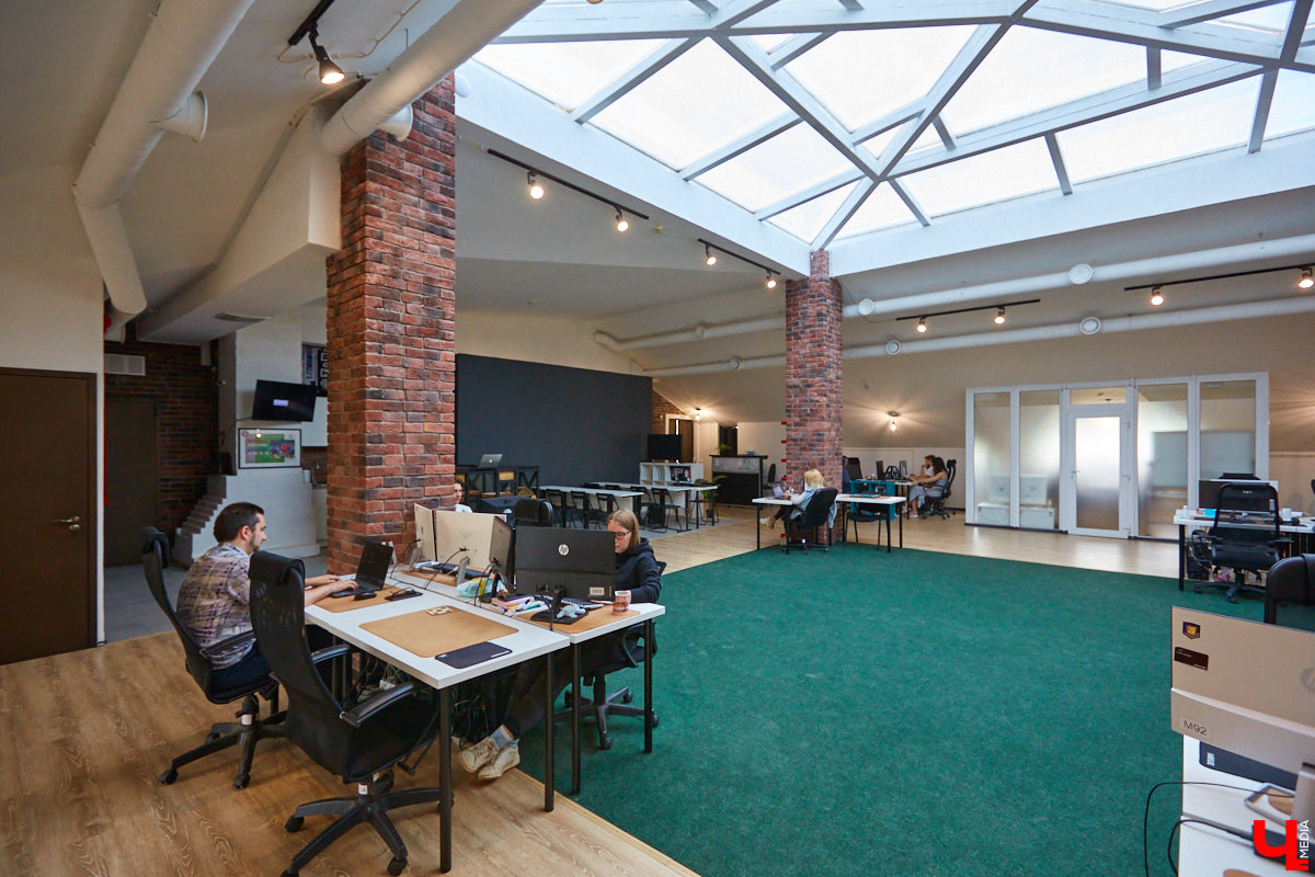 Одна из крупнейших IT-компаний региона переехала в просторный офис на Большой Московской. Этот опенспейс уже известен владимирцам: раньше там обитало антикафе, затем — кофейня. Оказалось, переезд веб-разработчиков обусловлен их желанием работать с комфортом и запасом по площади для потенциального расширения штата. А вот кого ждут в команду и что предлагают соискателям, «Ключ-Медиа» рассказал генеральный директор Кирилл Сидоров