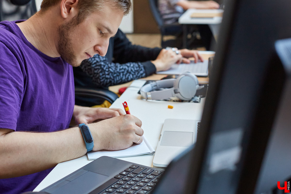 Одна из крупнейших IT-компаний региона переехала в просторный офис на Большой Московской. Этот опенспейс уже известен владимирцам: раньше там обитало антикафе, затем — кофейня. Оказалось, переезд веб-разработчиков обусловлен их желанием работать с комфортом и запасом по площади для потенциального расширения штата. А вот кого ждут в команду и что предлагают соискателям, «Ключ-Медиа» рассказал генеральный директор Кирилл Сидоров