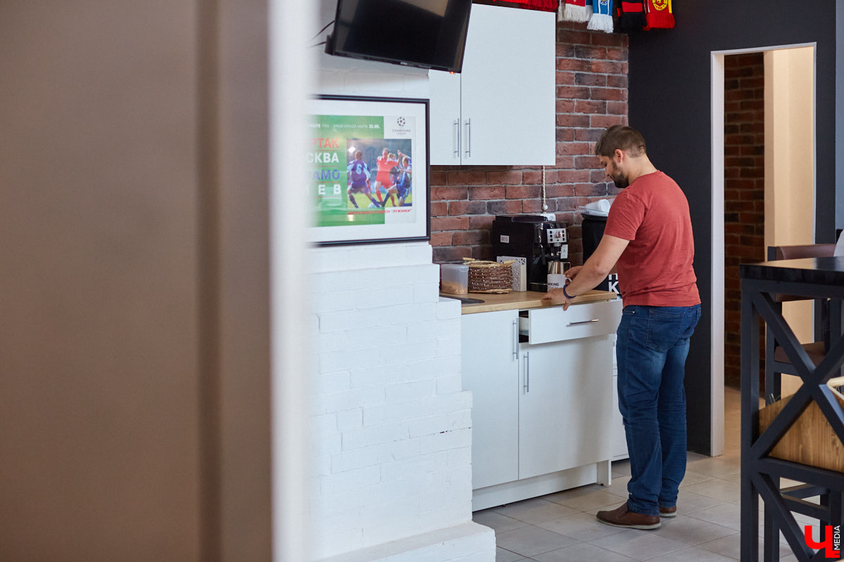 Одна из крупнейших IT-компаний региона переехала в просторный офис на Большой Московской. Этот опенспейс уже известен владимирцам: раньше там обитало антикафе, затем — кофейня. Оказалось, переезд веб-разработчиков обусловлен их желанием работать с комфортом и запасом по площади для потенциального расширения штата. А вот кого ждут в команду и что предлагают соискателям, «Ключ-Медиа» рассказал генеральный директор Кирилл Сидоров