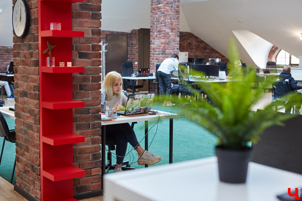 Одна из крупнейших IT-компаний региона переехала в просторный офис на Большой Московской. Этот опенспейс уже известен владимирцам: раньше там обитало антикафе, затем — кофейня. Оказалось, переезд веб-разработчиков обусловлен их желанием работать с комфортом и запасом по площади для потенциального расширения штата. А вот кого ждут в команду и что предлагают соискателям, «Ключ-Медиа» рассказал генеральный директор Кирилл Сидоров