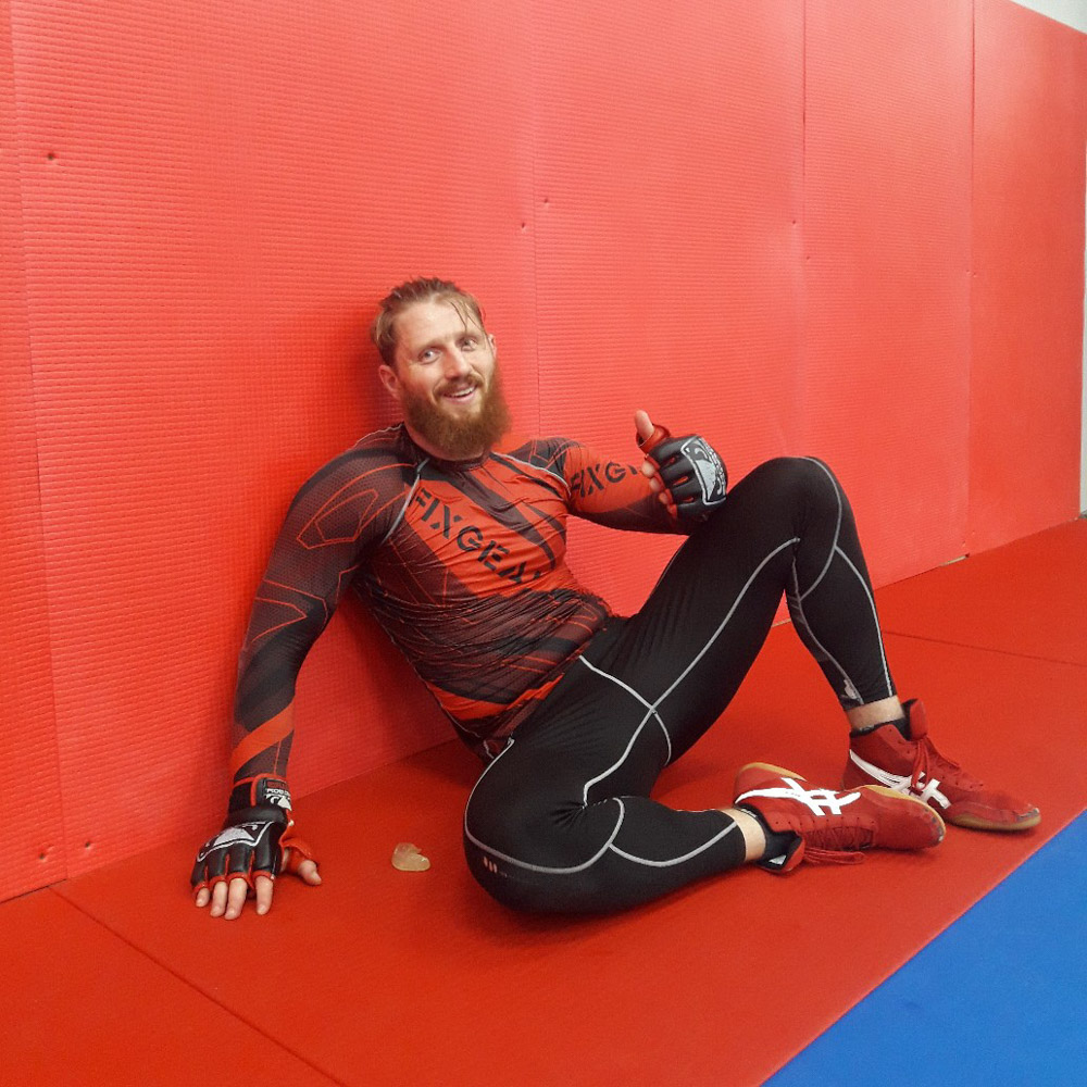 Врачи наперебой твердили, что муромском бойцу и тренеру «местного Макгрегора» Сергею Дьяконову больше не вернуться в спорт. Однако, чудо произошло: на прошлой неделе он выступил на одном из главных боев турнира «Горилла ММА» в Башкортостане