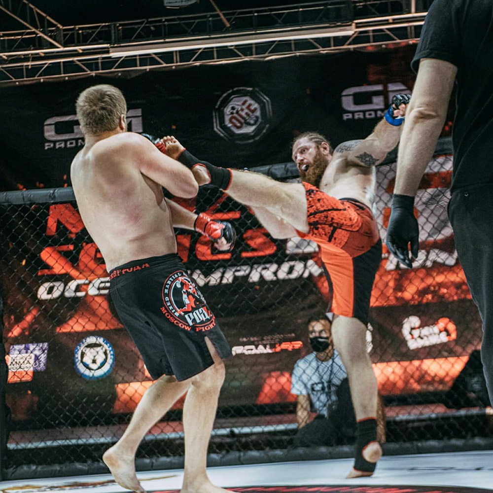 Врачи наперебой твердили, что муромском бойцу и тренеру «местного Макгрегора» Сергею Дьяконову больше не вернуться в спорт. Однако, чудо произошло: на прошлой неделе он выступил на одном из главных боев турнира «Горилла ММА» в Башкортостане