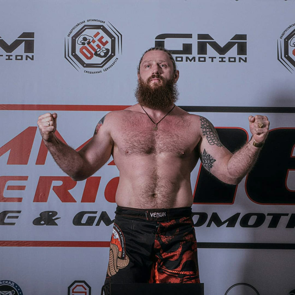 Врачи наперебой твердили, что муромском бойцу и тренеру «местного Макгрегора» Сергею Дьяконову больше не вернуться в спорт. Однако, чудо произошло: на прошлой неделе он выступил на одном из главных боев турнира «Горилла ММА» в Башкортостане