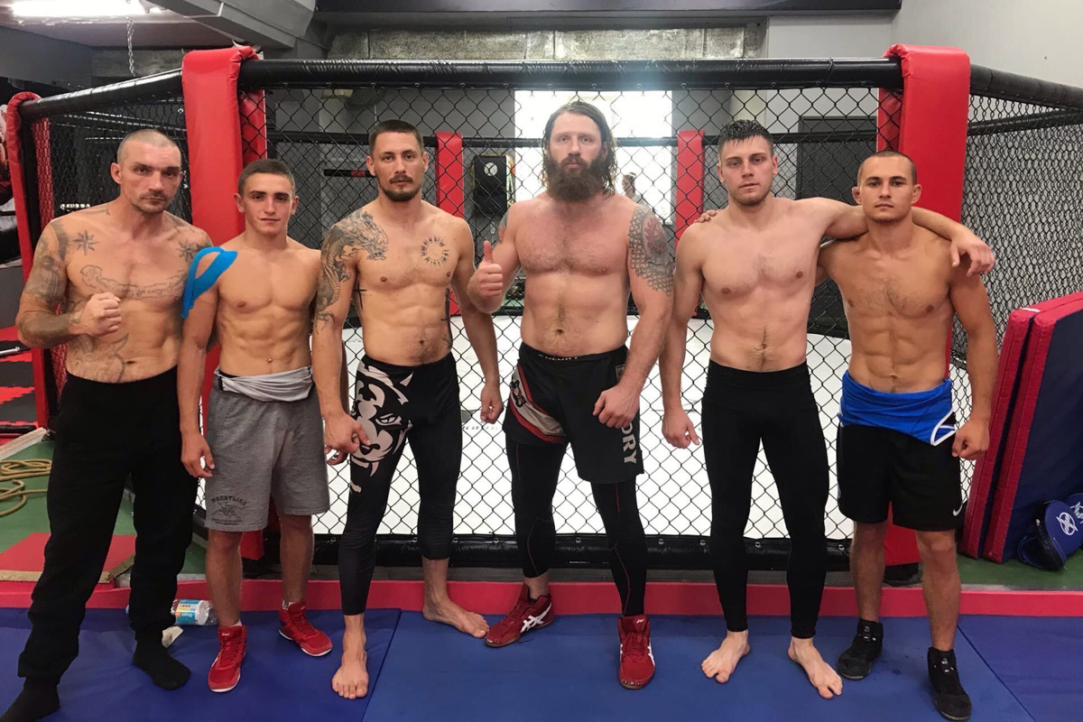 Врачи наперебой твердили, что муромском бойцу и тренеру «местного Макгрегора» Сергею Дьяконову больше не вернуться в спорт. Однако, чудо произошло: на прошлой неделе он выступил на одном из главных боев турнира «Горилла ММА» в Башкортостане