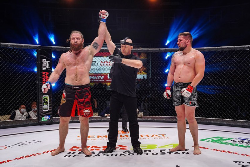 Врачи наперебой твердили, что муромском бойцу и тренеру «местного Макгрегора» Сергею Дьяконову больше не вернуться в спорт. Однако, чудо произошло: на прошлой неделе он выступил на одном из главных боев турнира «Горилла ММА» в Башкортостане