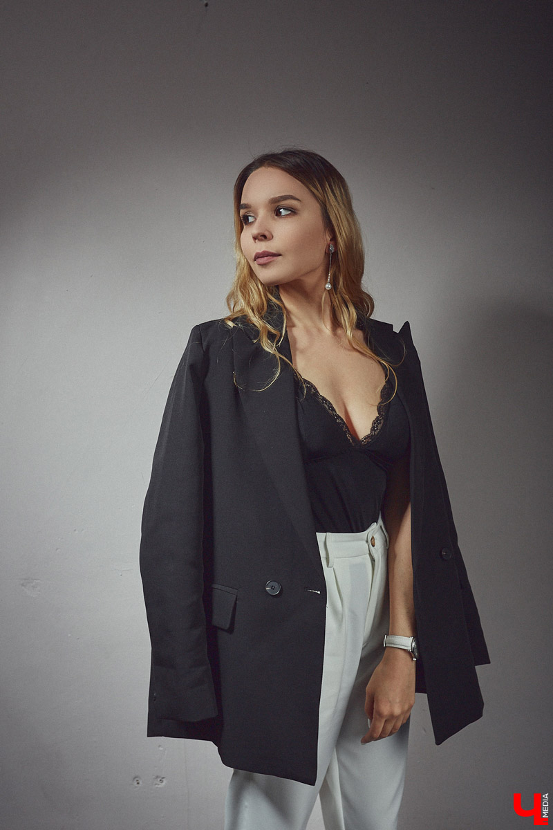 О том, как в одном гардеробе уживаются вместе и удобные вещи для репетиций, и элегантные наряды для офиса, и чувственные аутфиты для выхода в свет, рассказала актриса ковровского народного театра Алина Казимова