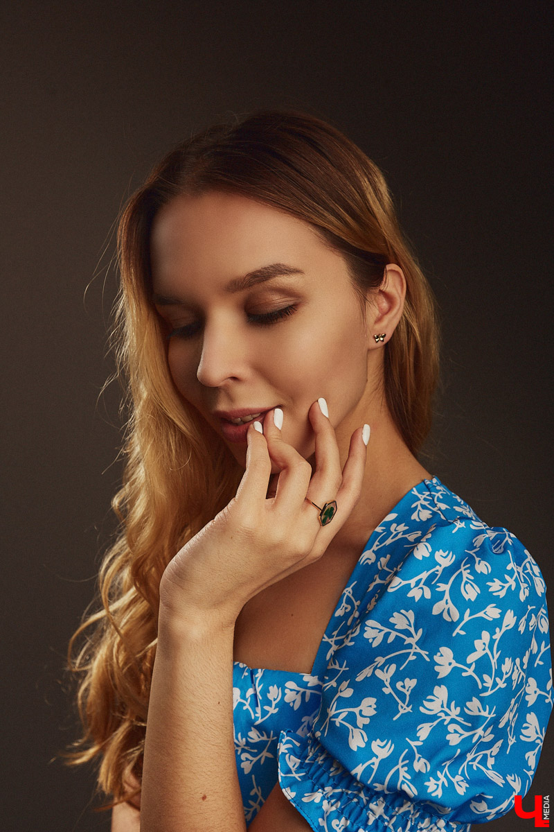 О том, как в одном гардеробе уживаются вместе и удобные вещи для репетиций, и элегантные наряды для офиса, и чувственные аутфиты для выхода в свет, рассказала актриса ковровского народного театра Алина Казимова