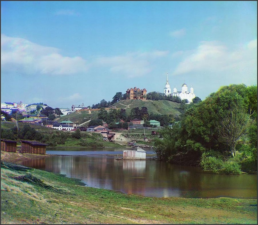 Первые детские площадки во Владимире появились в начале XX века. Какими они были и где располагались? И во что там играла ребятня?