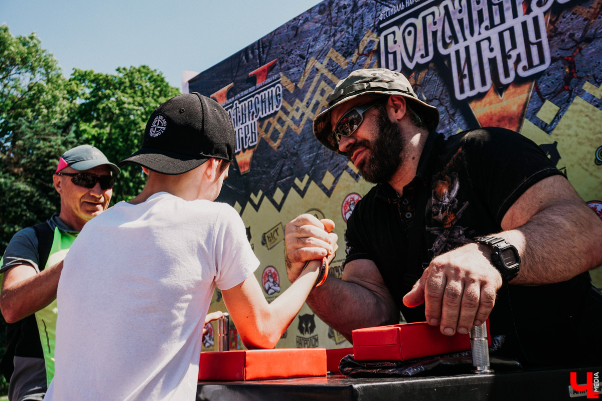 Ежегодный спортивный фестиваль «Богатырские игры-2021» отгремел за один день, зато какой насыщенный! Наслаждаемся рекордами владимирских богатырей; узнаем, как безболезненно стать рыцарем и как любители тренироваться три раза в неделю становятся чемпионами.