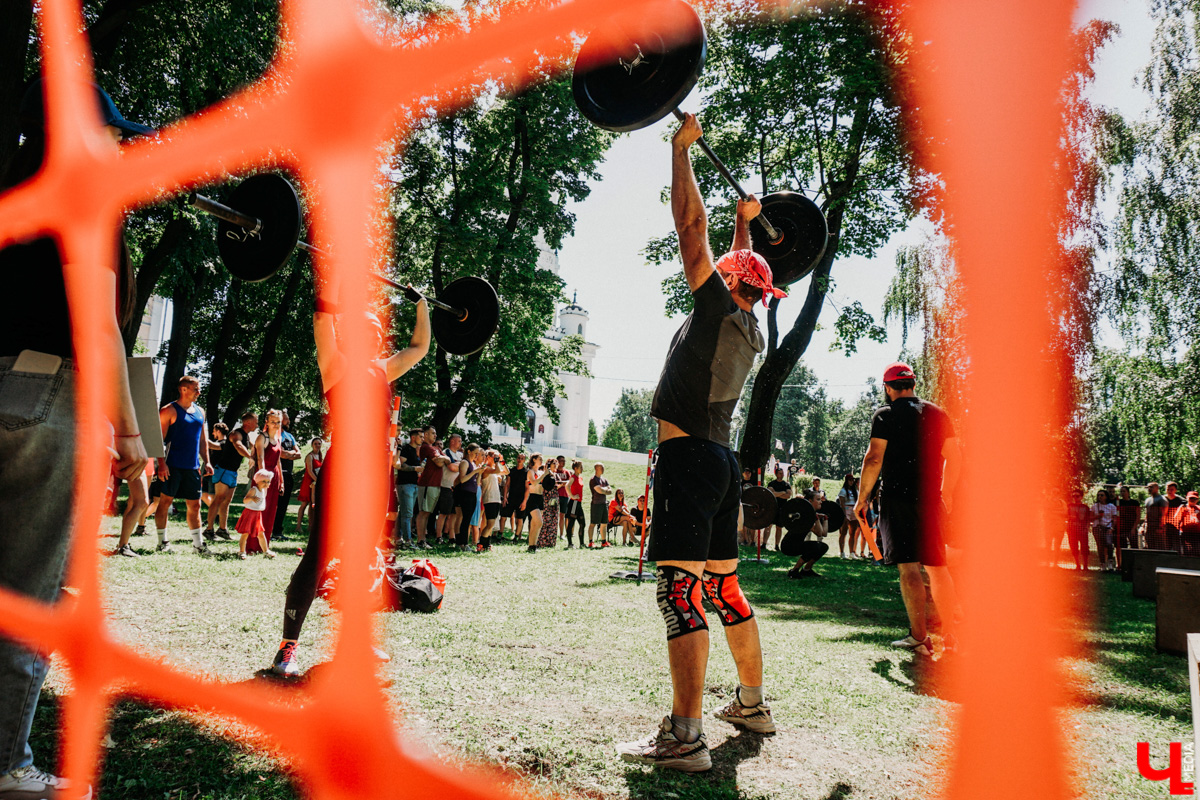 Ежегодный спортивный фестиваль «Богатырские игры-2021» отгремел за один день, зато какой насыщенный! Наслаждаемся рекордами владимирских богатырей; узнаем, как безболезненно стать рыцарем и как любители тренироваться три раза в неделю становятся чемпионами.