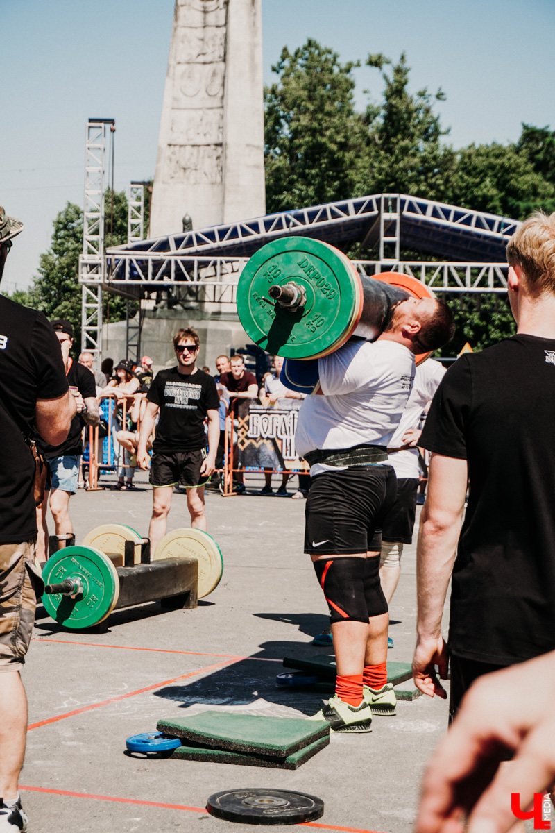 Ежегодный спортивный фестиваль «Богатырские игры-2021» отгремел за один день, зато какой насыщенный! Наслаждаемся рекордами владимирских богатырей; узнаем, как безболезненно стать рыцарем и как любители тренироваться три раза в неделю становятся чемпионами.