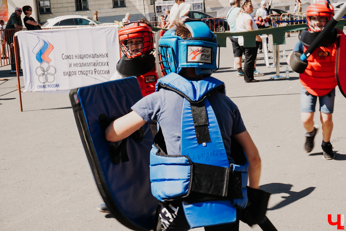 Ежегодный спортивный фестиваль «Богатырские игры-2021» отгремел за один день, зато какой насыщенный! Наслаждаемся рекордами владимирских богатырей; узнаем, как безболезненно стать рыцарем и как любители тренироваться три раза в неделю становятся чемпионами.