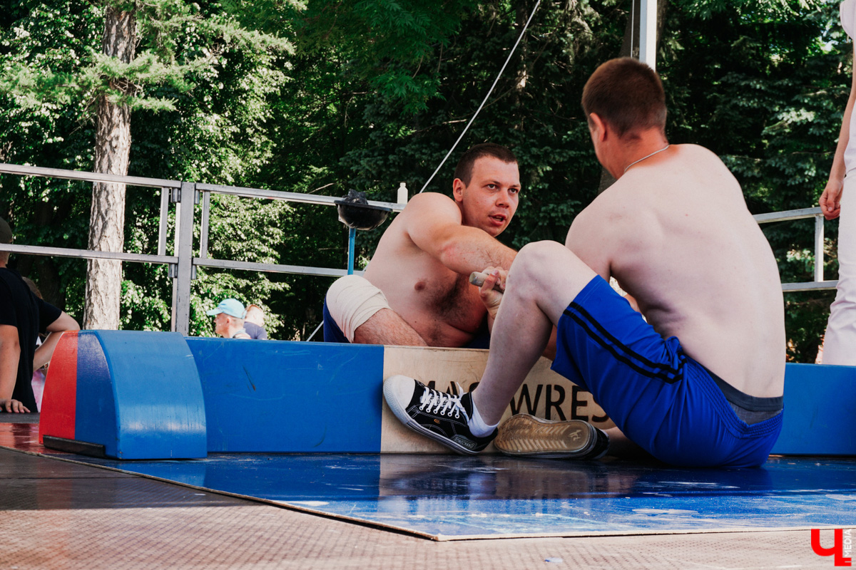 Ежегодный спортивный фестиваль «Богатырские игры-2021» отгремел за один день, зато какой насыщенный! Наслаждаемся рекордами владимирских богатырей; узнаем, как безболезненно стать рыцарем и как любители тренироваться три раза в неделю становятся чемпионами.