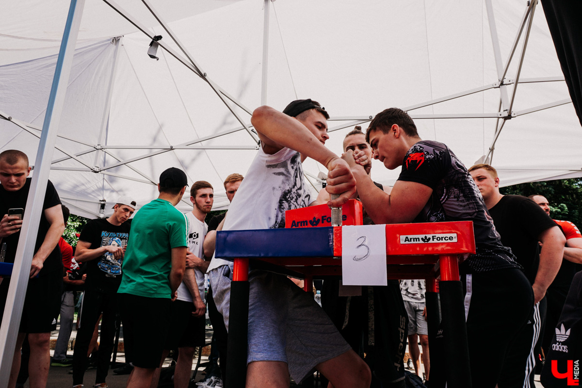 Ежегодный спортивный фестиваль «Богатырские игры-2021» отгремел за один день, зато какой насыщенный! Наслаждаемся рекордами владимирских богатырей; узнаем, как безболезненно стать рыцарем и как любители тренироваться три раза в неделю становятся чемпионами.