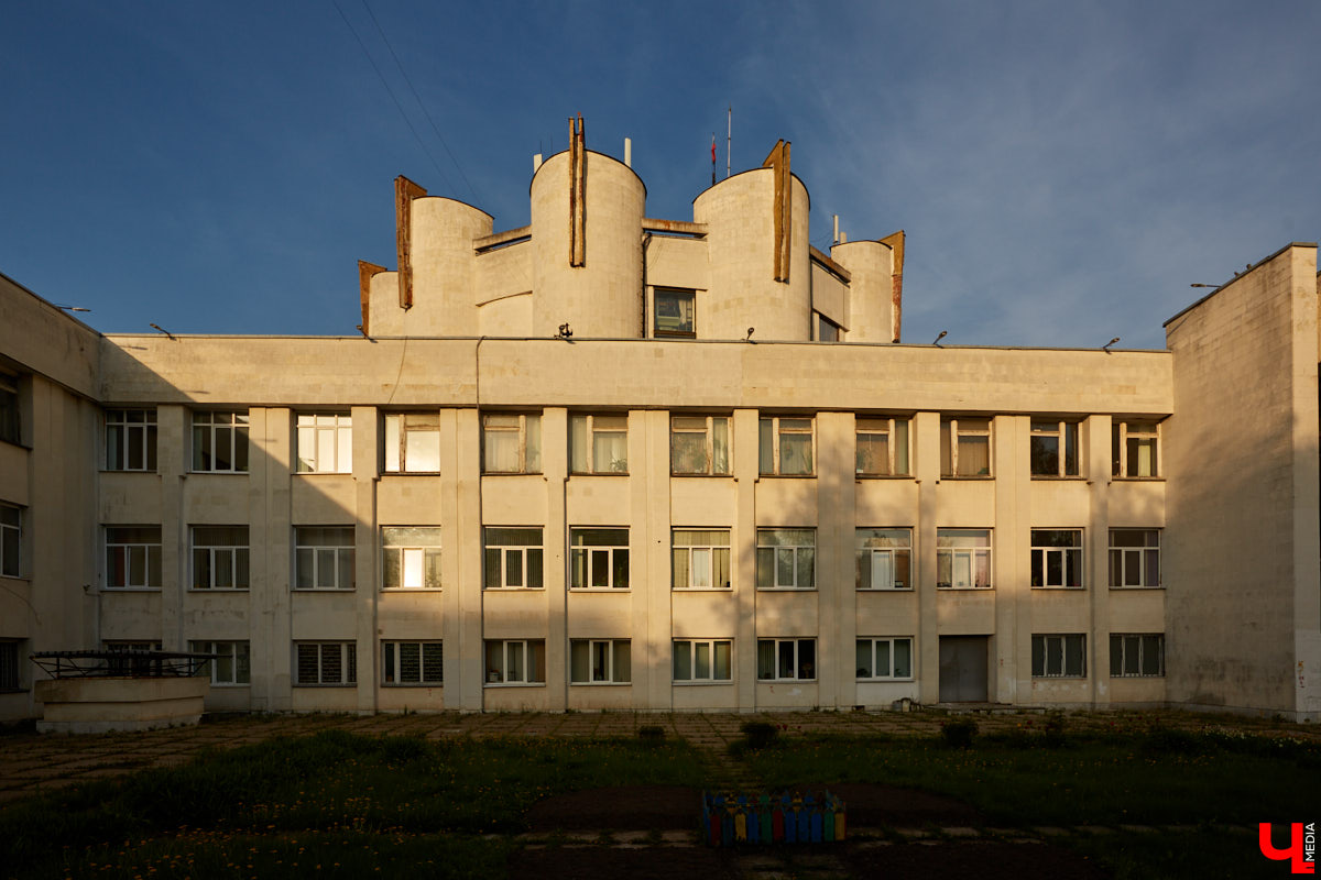 Как в совмоде сочетаются одновременно функциональность и воздушность? «Ключ-Медиа» попробовал разобраться, составив обзор владимирских зданий в стиле советского модернизма по мотивам лекции члена Союза архитекторов России Людмилы Басмановой.
