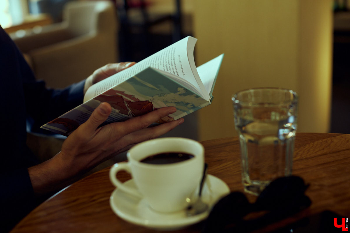 История банкира Дмитрия Трифонова, который мечтает уйти с работы и целиком посвятить себя писательскому делу. Недавно он уже выпустил 2 книги, которые писал целых 5 лет.