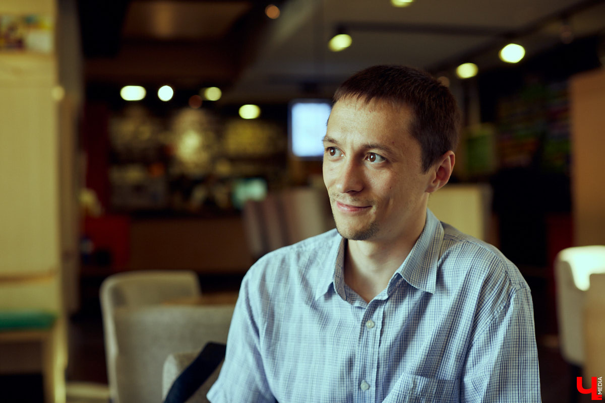 История банкира Дмитрия Трифонова, который мечтает уйти с работы и целиком посвятить себя писательскому делу. Недавно он уже выпустил 2 книги, которые писал целых 5 лет.