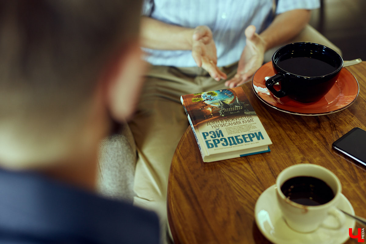 История банкира Дмитрия Трифонова, который мечтает уйти с работы и целиком посвятить себя писательскому делу. Недавно он уже выпустил 2 книги, которые писал целых 5 лет.