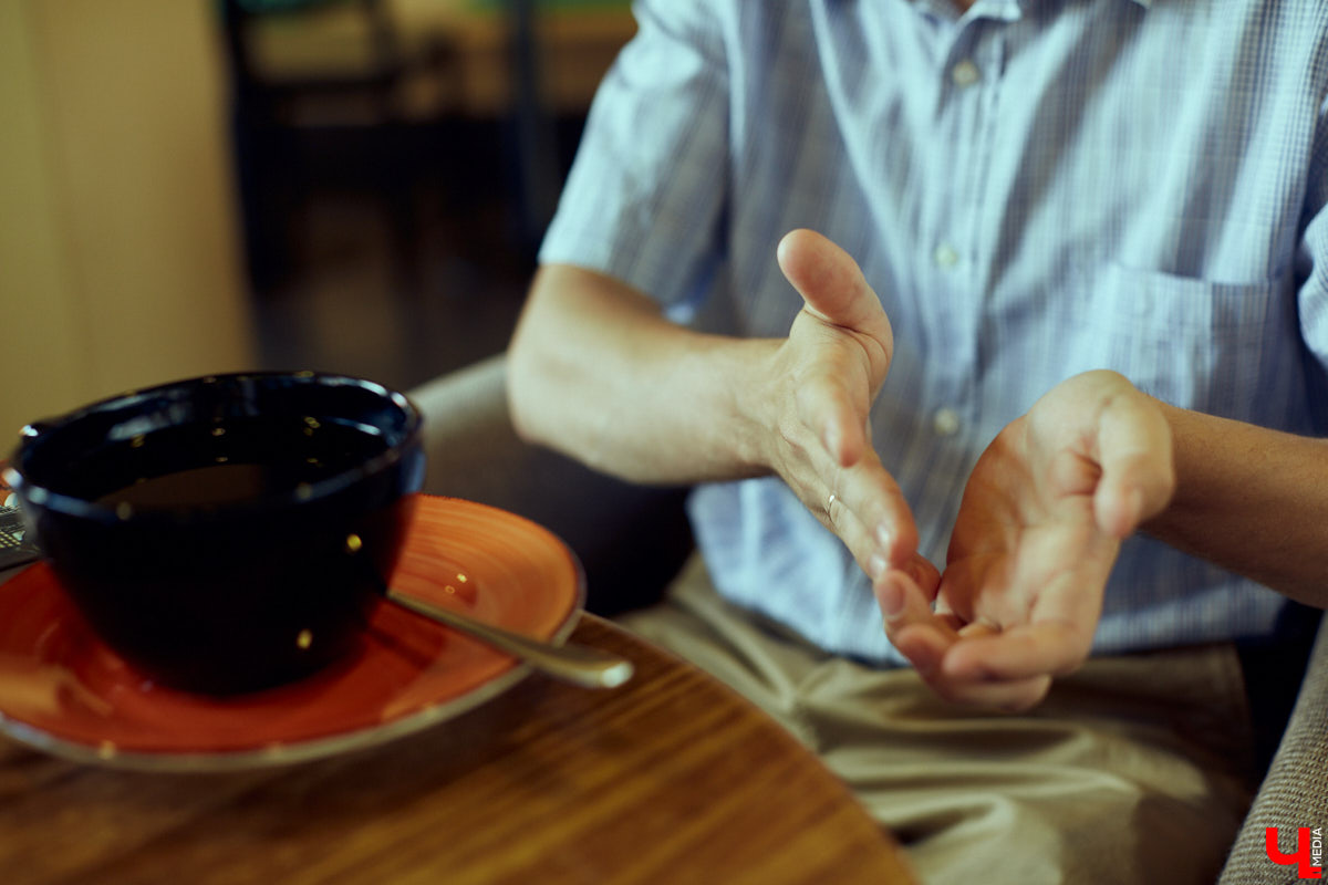 История банкира Дмитрия Трифонова, который мечтает уйти с работы и целиком посвятить себя писательскому делу. Недавно он уже выпустил 2 книги, которые писал целых 5 лет.