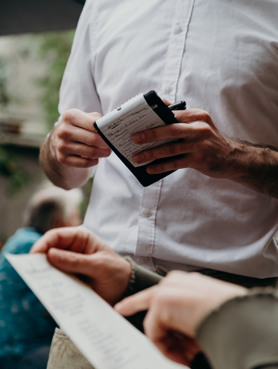 Каждый день мы их используем или слышим от других. И при этом они вызывают крайнее раздражение. Речь о фразах-паразитах, выдержать которые дано не всем.