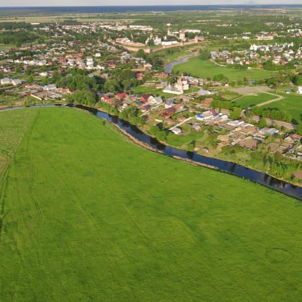 Малиновую дымку закатного Суздаля теперь стали чаще украшать летающие на парапланах. Прогулки на каком-то особенном, но уже привычном символе местного лета организует пилот-спортсмен Федор Челышев. И этот транспорт для него — целая философия!