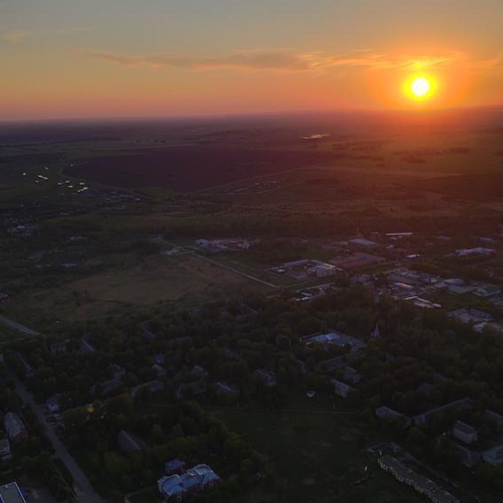 Малиновую дымку закатного Суздаля теперь стали чаще украшать летающие на парапланах. Прогулки на каком-то особенном, но уже привычном символе местного лета организует пилот-спортсмен Федор Челышев. И этот транспорт для него — целая философия!