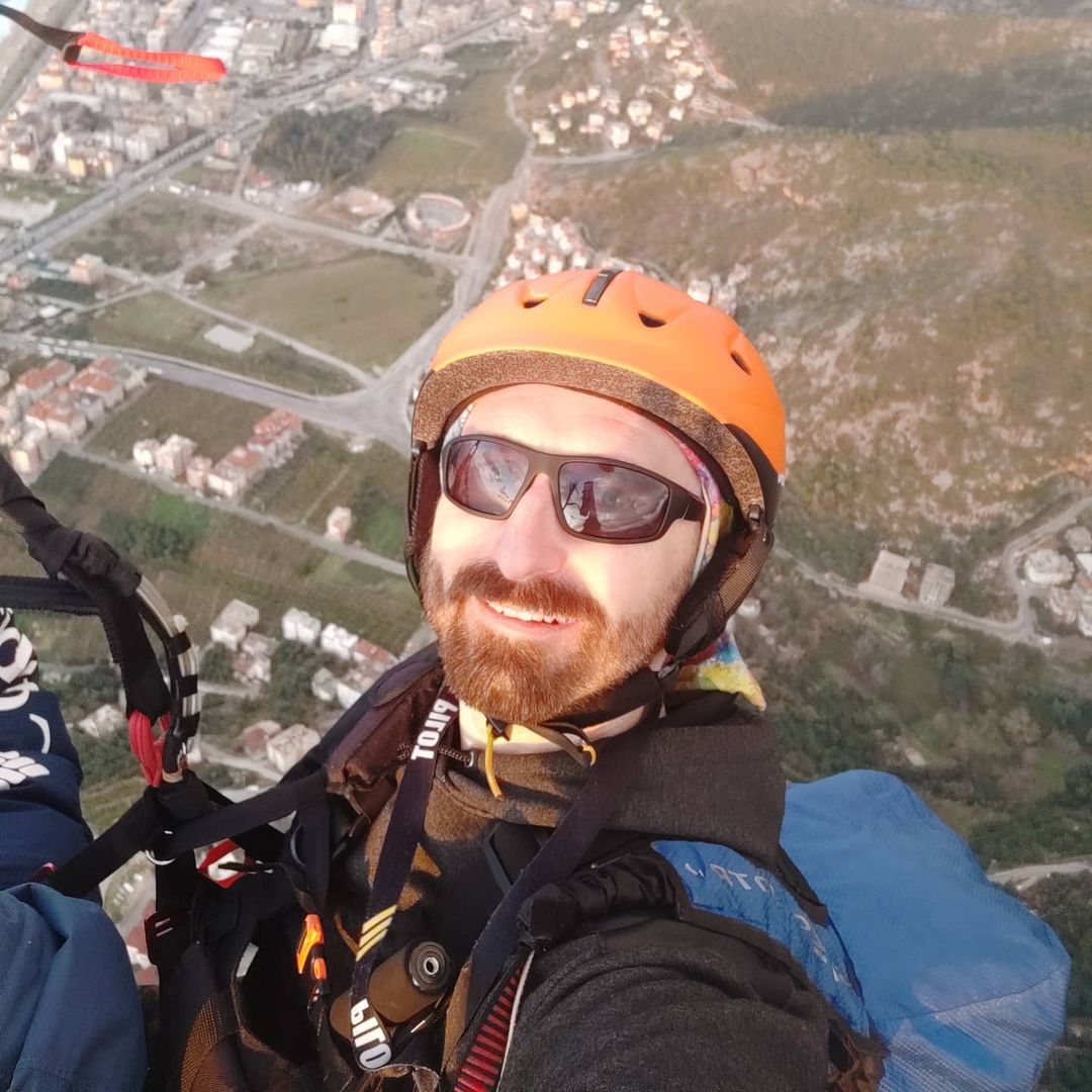 Малиновую дымку закатного Суздаля теперь стали чаще украшать летающие на парапланах. Прогулки на каком-то особенном, но уже привычном символе местного лета организует пилот-спортсмен Федор Челышев. И этот транспорт для него — целая философия!