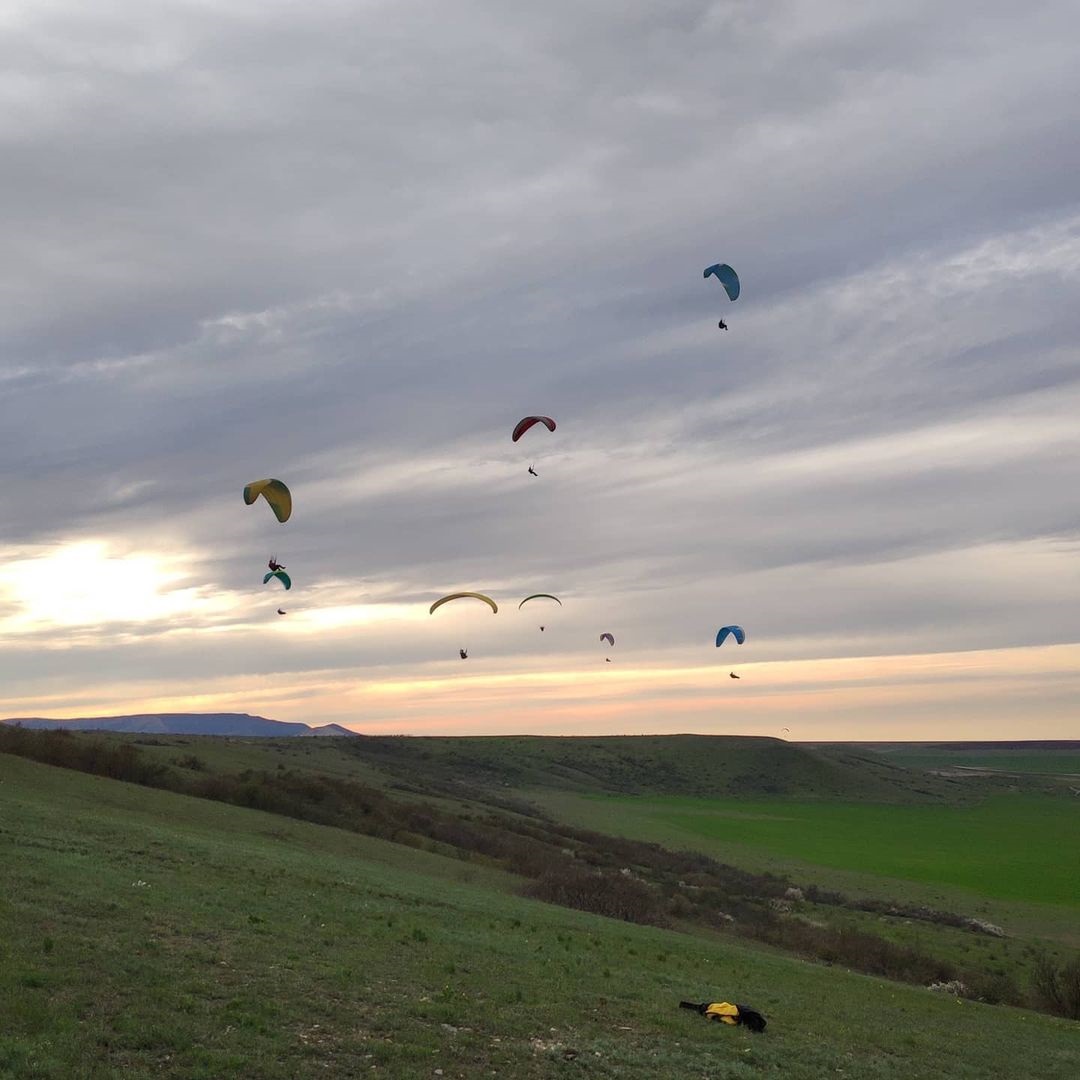 Малиновую дымку закатного Суздаля теперь стали чаще украшать летающие на парапланах. Прогулки на каком-то особенном, но уже привычном символе местного лета организует пилот-спортсмен Федор Челышев. И этот транспорт для него — целая философия!