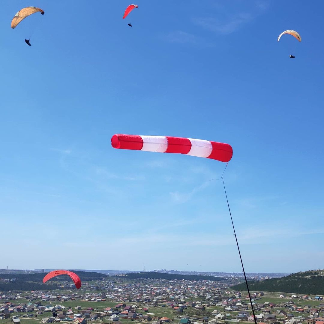 Малиновую дымку закатного Суздаля теперь стали чаще украшать летающие на парапланах. Прогулки на каком-то особенном, но уже привычном символе местного лета организует пилот-спортсмен Федор Челышев. И этот транспорт для него — целая философия!