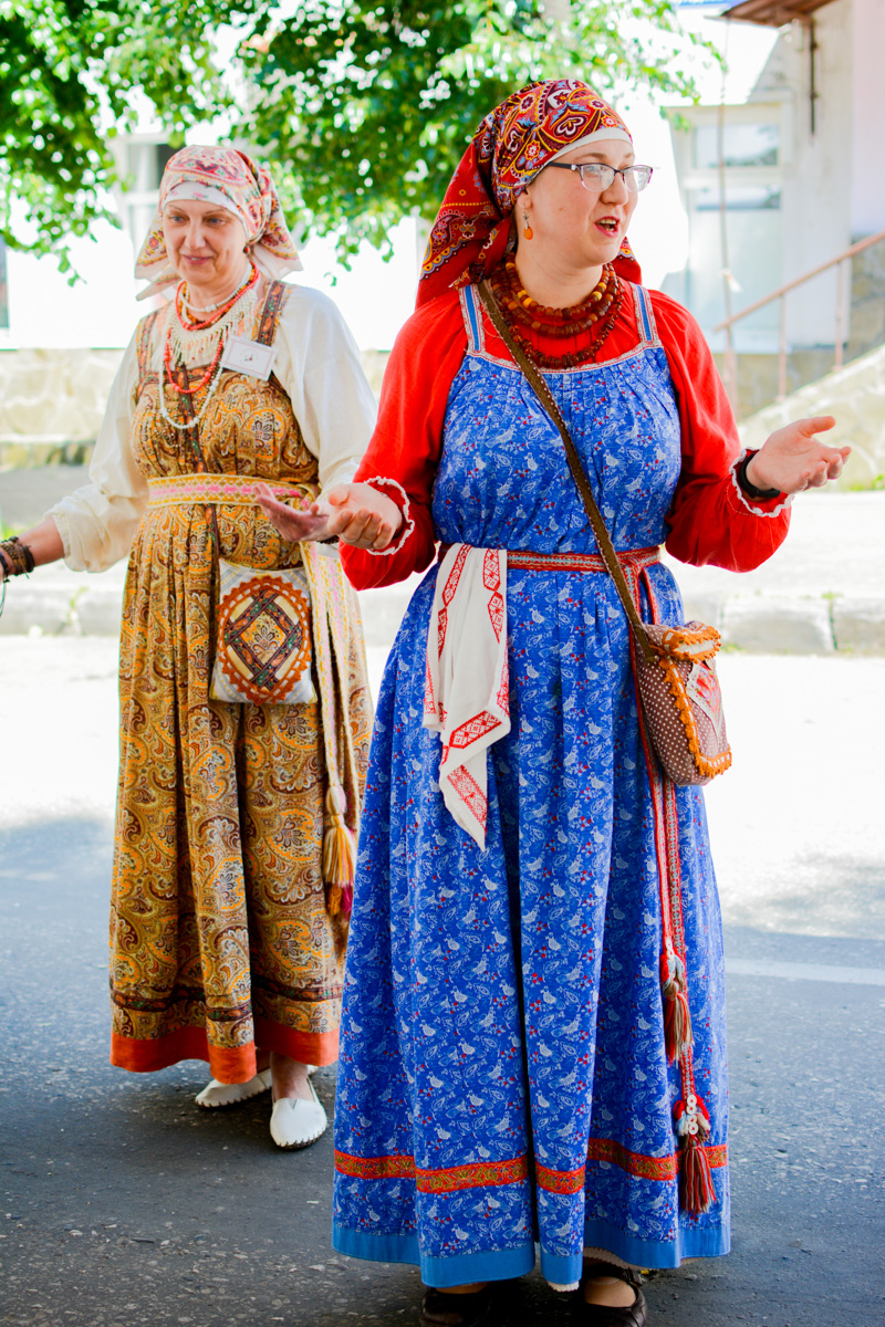 Веретена, прялки, ручной ткацкий стан — сегодня не музейные экспонаты, а модный тренд и новое прочтение занятий наших бабушек. Предлагаем вам отправиться в неспешное путешествие по эпохам и странам первого международного «ПряхаФеста» во Владимире.