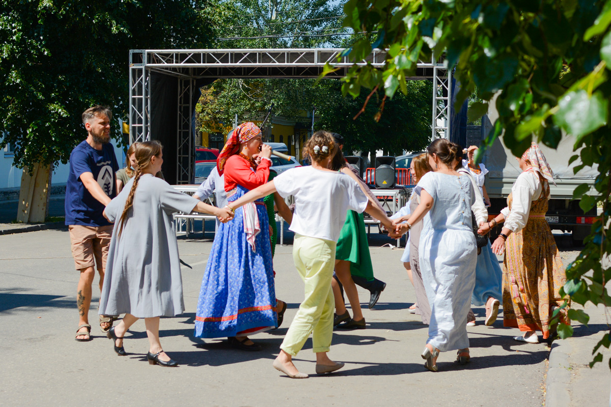 Веретена, прялки, ручной ткацкий стан — сегодня не музейные экспонаты, а модный тренд и новое прочтение занятий наших бабушек. Предлагаем вам отправиться в неспешное путешествие по эпохам и странам первого международного «ПряхаФеста» во Владимире.