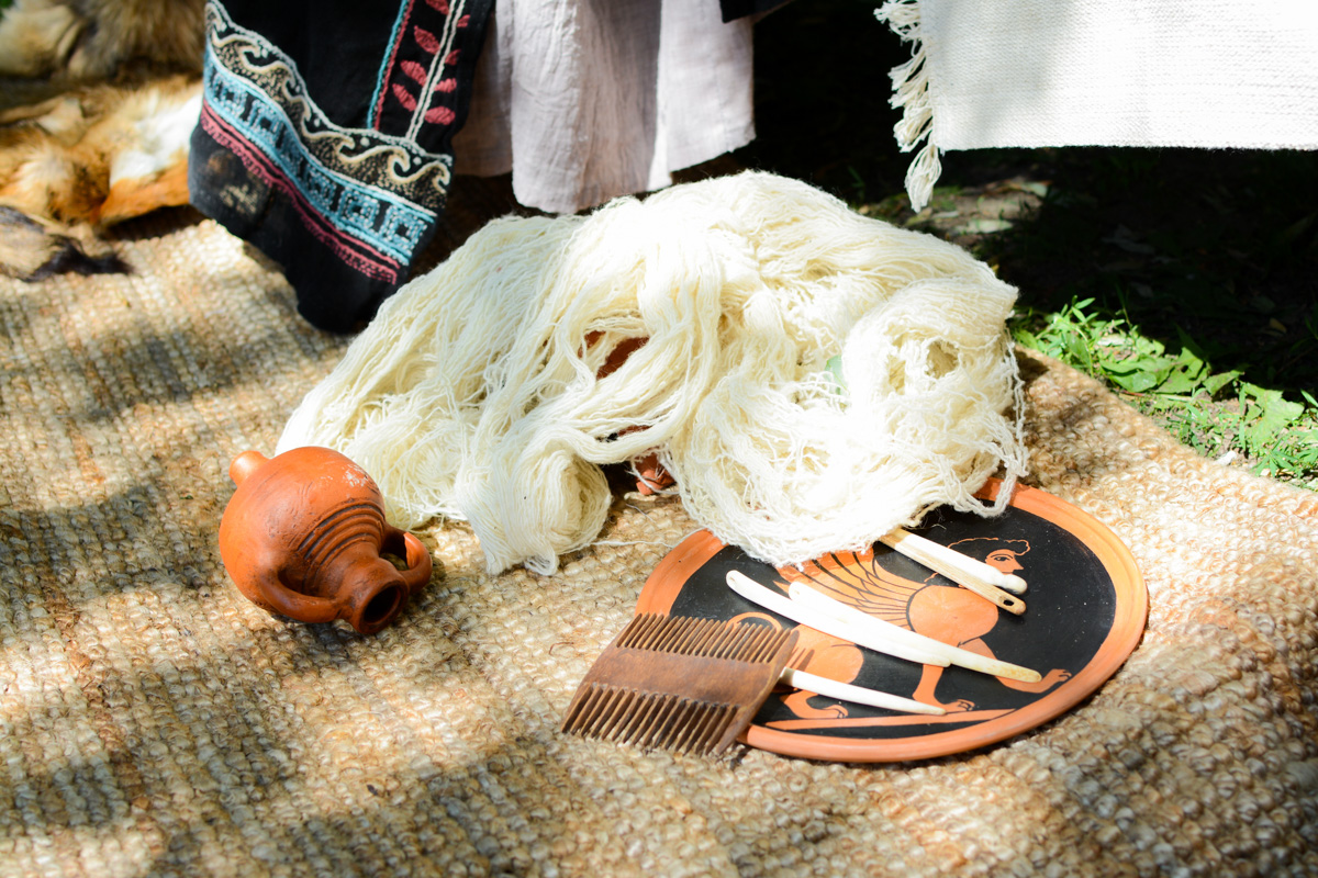 Веретена, прялки, ручной ткацкий стан — сегодня не музейные экспонаты, а модный тренд и новое прочтение занятий наших бабушек. Предлагаем вам отправиться в неспешное путешествие по эпохам и странам первого международного «ПряхаФеста» во Владимире.