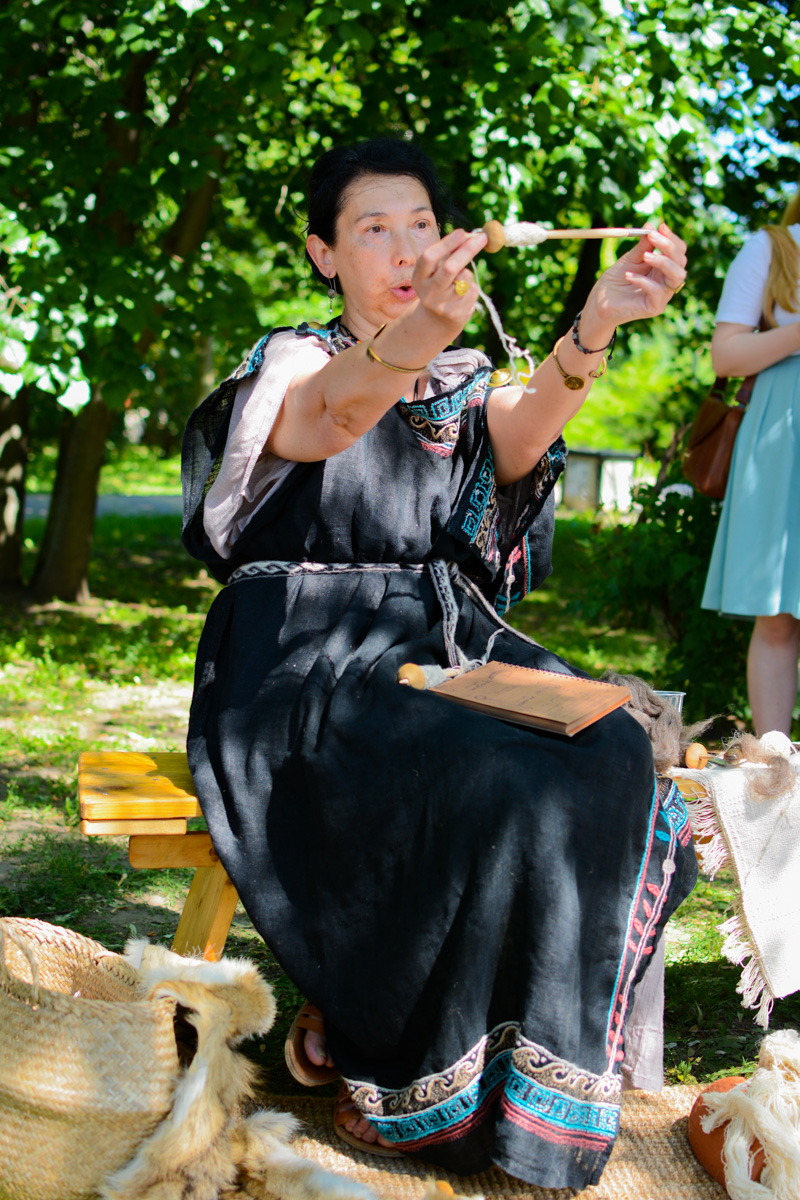 Веретена, прялки, ручной ткацкий стан — сегодня не музейные экспонаты, а модный тренд и новое прочтение занятий наших бабушек. Предлагаем вам отправиться в неспешное путешествие по эпохам и странам первого международного «ПряхаФеста» во Владимире.