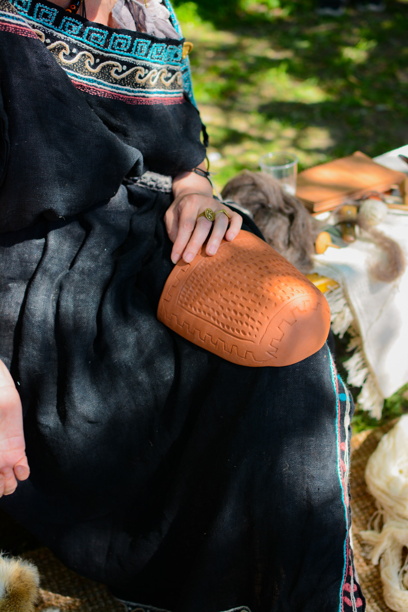 Веретена, прялки, ручной ткацкий стан — сегодня не музейные экспонаты, а модный тренд и новое прочтение занятий наших бабушек. Предлагаем вам отправиться в неспешное путешествие по эпохам и странам первого международного «ПряхаФеста» во Владимире.