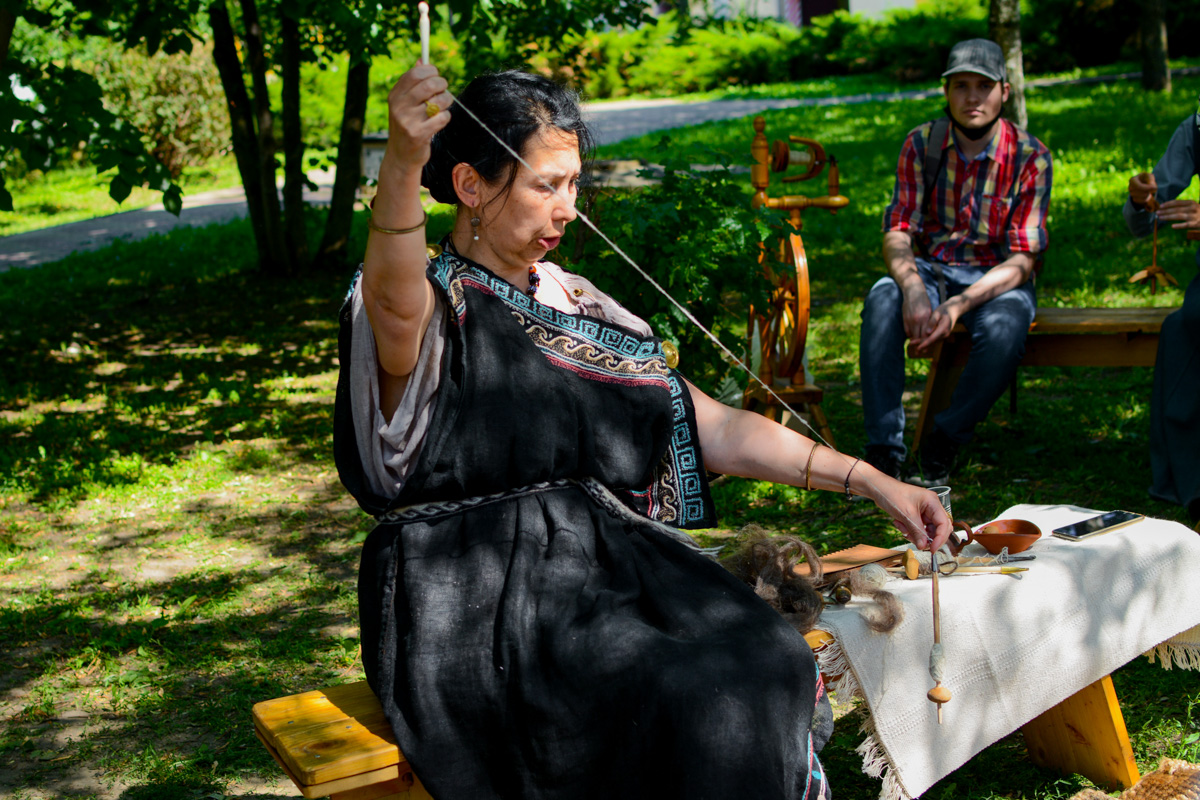 Веретена, прялки, ручной ткацкий стан — сегодня не музейные экспонаты, а модный тренд и новое прочтение занятий наших бабушек. Предлагаем вам отправиться в неспешное путешествие по эпохам и странам первого международного «ПряхаФеста» во Владимире.