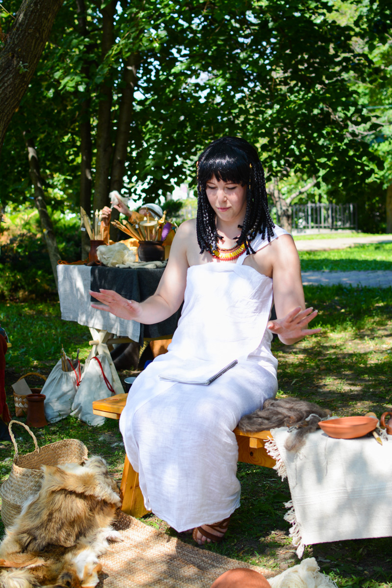 Веретена, прялки, ручной ткацкий стан — сегодня не музейные экспонаты, а модный тренд и новое прочтение занятий наших бабушек. Предлагаем вам отправиться в неспешное путешествие по эпохам и странам первого международного «ПряхаФеста» во Владимире.