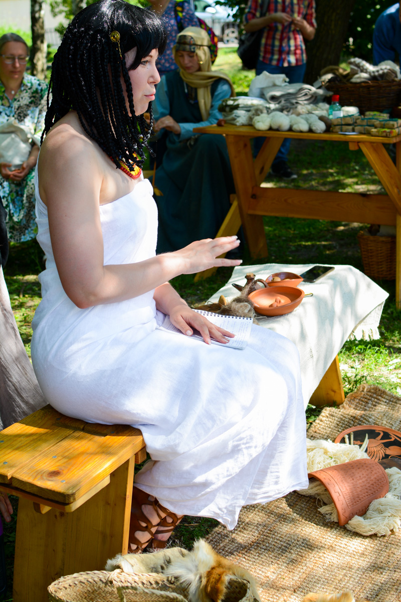 Веретена, прялки, ручной ткацкий стан — сегодня не музейные экспонаты, а модный тренд и новое прочтение занятий наших бабушек. Предлагаем вам отправиться в неспешное путешествие по эпохам и странам первого международного «ПряхаФеста» во Владимире.