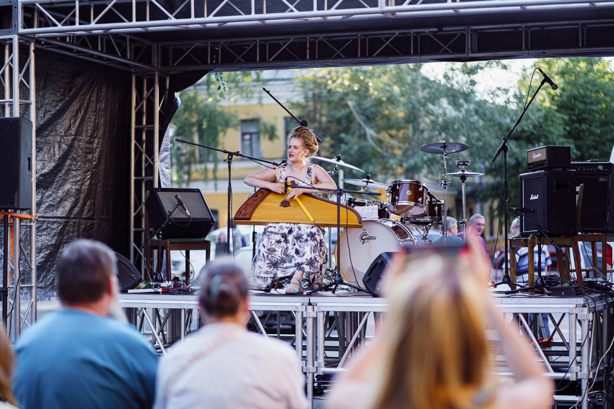 Веретена, прялки, ручной ткацкий стан — сегодня не музейные экспонаты, а модный тренд и новое прочтение занятий наших бабушек. Предлагаем вам отправиться в неспешное путешествие по эпохам и странам первого международного «ПряхаФеста» во Владимире.