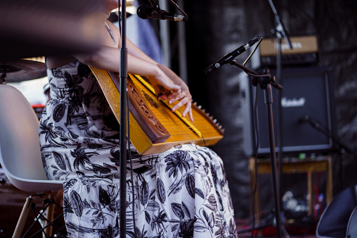 Веретена, прялки, ручной ткацкий стан — сегодня не музейные экспонаты, а модный тренд и новое прочтение занятий наших бабушек. Предлагаем вам отправиться в неспешное путешествие по эпохам и странам первого международного «ПряхаФеста» во Владимире.