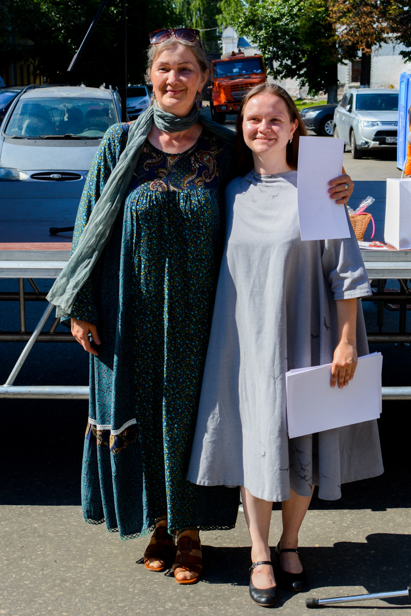 Веретена, прялки, ручной ткацкий стан — сегодня не музейные экспонаты, а модный тренд и новое прочтение занятий наших бабушек. Предлагаем вам отправиться в неспешное путешествие по эпохам и странам первого международного «ПряхаФеста» во Владимире.