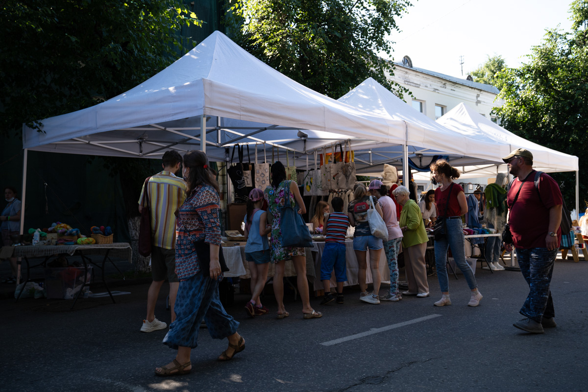 Веретена, прялки, ручной ткацкий стан — сегодня не музейные экспонаты, а модный тренд и новое прочтение занятий наших бабушек. Предлагаем вам отправиться в неспешное путешествие по эпохам и странам первого международного «ПряхаФеста» во Владимире.