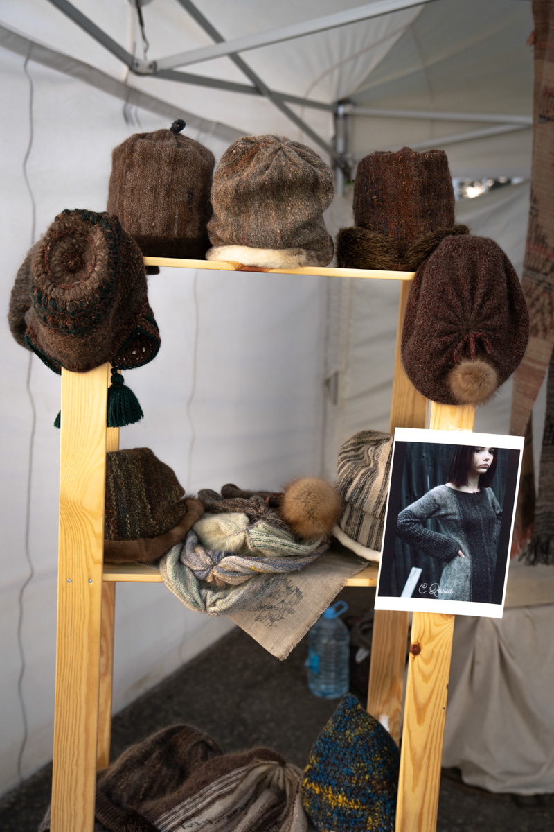 Веретена, прялки, ручной ткацкий стан — сегодня не музейные экспонаты, а модный тренд и новое прочтение занятий наших бабушек. Предлагаем вам отправиться в неспешное путешествие по эпохам и странам первого международного «ПряхаФеста» во Владимире.