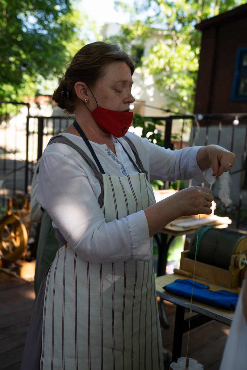 Веретена, прялки, ручной ткацкий стан — сегодня не музейные экспонаты, а модный тренд и новое прочтение занятий наших бабушек. Предлагаем вам отправиться в неспешное путешествие по эпохам и странам первого международного «ПряхаФеста» во Владимире.