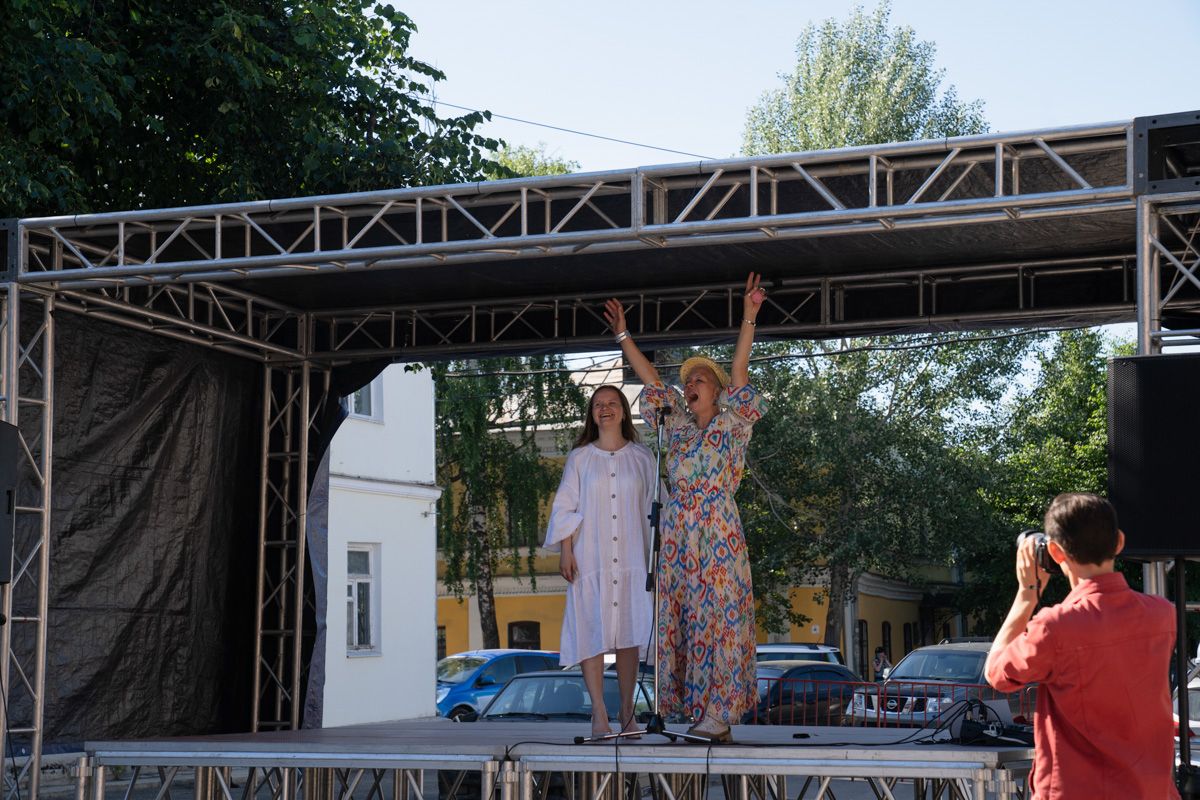 Веретена, прялки, ручной ткацкий стан — сегодня не музейные экспонаты, а модный тренд и новое прочтение занятий наших бабушек. Предлагаем вам отправиться в неспешное путешествие по эпохам и странам первого международного «ПряхаФеста» во Владимире.